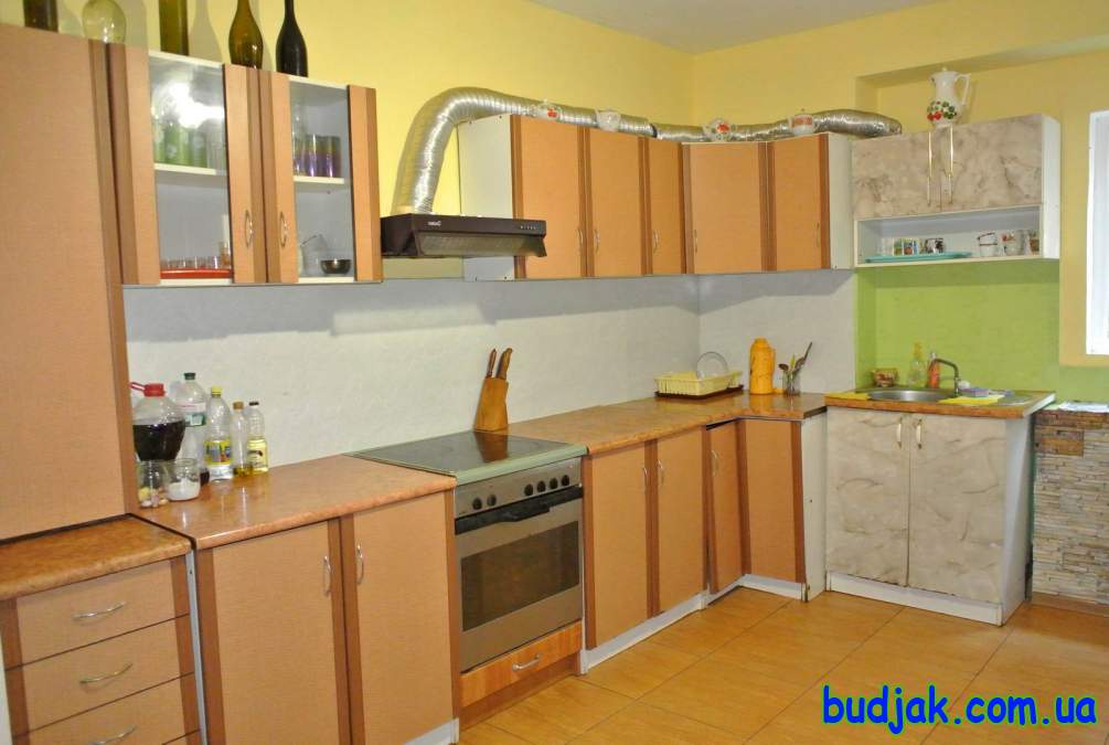 Кухня в гостевом доме отдыха «У друзей» на курорте Рассейка . 2019 год. Фото № 9785